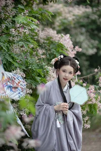 Ethereal Hanfu Beauty in Spring Bloom - YiTuYu Vol.8872 E E Chi Bu Bao-33