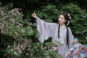 Ethereal Hanfu Beauty in Spring Bloom - YiTuYu Vol.8872 E E Chi Bu Bao-11