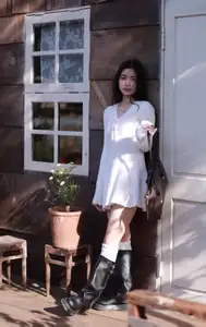 Discover the Unique Fashion Style of a Young Woman Blending Sweetness with Edgy Charm-2