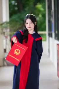 VGU No.164: VGU Student Showcases Pure Beauty in Traditional White Ao Dai-1