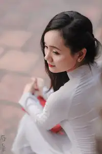 Graceful Vietnamese Girl in White Ao Dai, Radiant Smile at Ancient Site 1000026917-3