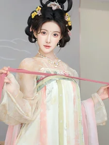 Ethereal Grace: Li Shuang Er in Dreaming Back to Tang Dynasty-1