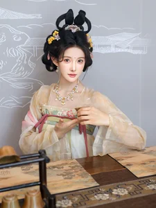 Ethereal Grace: Li Shuang Er in Dreaming Back to Tang Dynasty-12