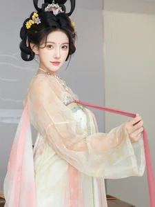 Ethereal Grace: Li Shuang Er in Dreaming Back to Tang Dynasty-8