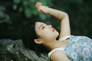 The Art of Summer: Long Xing Er’s Ethereal Portrait Series-8