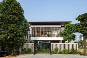 Modern Facade Sunshade Solutions: Elevating Aesthetic and Cooling Efficiency for Urban Homes-15