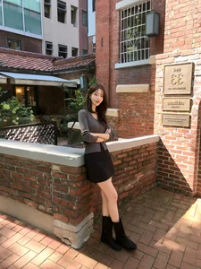 5 Chic and Warm Spring Outfit Ideas for 2026: Minimalist Fashion Inspiration for Sunny Days and Festive Celebrations-1