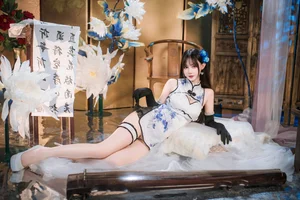 Elegant Blue and White Porcelain Cheongsam Photography: Modern Qipao Style Inspiration by Hanyu Sanwei-11