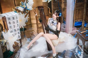 Elegant Blue and White Porcelain Cheongsam Photography: Modern Qipao Style Inspiration by Hanyu Sanwei-14