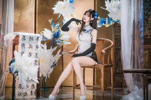 Elegant Blue and White Porcelain Cheongsam Photography: Modern Qipao Style Inspiration by Hanyu Sanwei-7