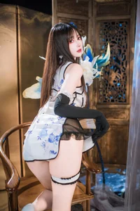 Elegant Blue and White Porcelain Cheongsam Photography: Modern Qipao Style Inspiration by Hanyu Sanwei-4