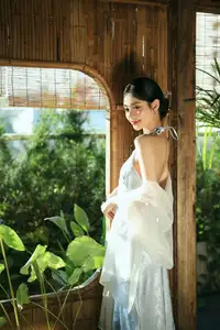 East Asian Grace: Girl in Modernized Attire and Exquisite Hair Ornament-19