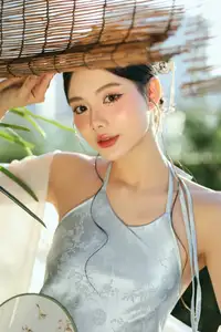 East Asian Grace: Girl in Modernized Attire and Exquisite Hair Ornament-8
