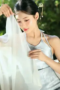 East Asian Grace: Girl in Modernized Attire and Exquisite Hair Ornament-4