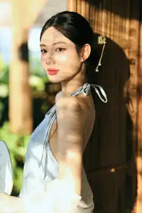 East Asian Grace: Girl in Modernized Attire and Exquisite Hair Ornament-11