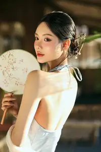 East Asian Grace: Girl in Modernized Attire and Exquisite Hair Ornament-7