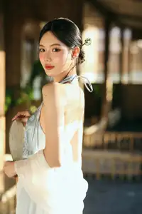East Asian Grace: Girl in Modernized Attire and Exquisite Hair Ornament-5
