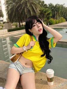 TikToker Bao Khuyen Susan rocks sporty street style with a Brazil jersey and slim waist-1