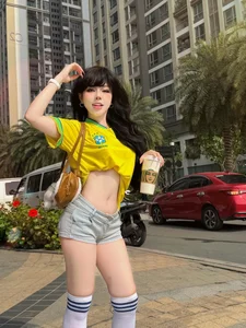 TikToker Bao Khuyen Susan rocks sporty street style with a Brazil jersey and slim waist-0