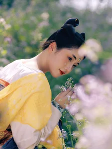 The Art of Seasonal Transitions: Embracing Early Summer with Tu Ya W-4