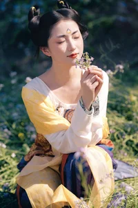 The Art of Seasonal Transitions: Embracing Early Summer with Tu Ya W-0