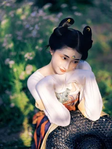 The Art of Seasonal Transitions: Embracing Early Summer with Tu Ya W-13