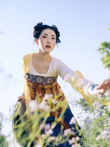 The Art of Seasonal Transitions: Embracing Early Summer with Tu Ya W-9