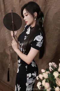 Timeless Elegance: Reimagining Modern Qipao and Black Silk Aesthetics with Nan Qiao-17