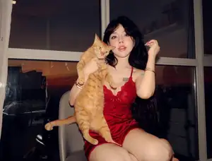 Bảo Khuyên Susan: Daring Red Silk, Enchanting Aura at Sunset.-2