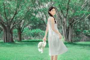 Ethereal Summer Muse: Saikuwako Captivates in YiTuYu’s Latest Art Language Collection-7