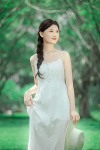 Ethereal Summer Muse: Saikuwako Captivates in YiTuYu’s Latest Art Language Collection-1