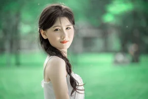 Ethereal Summer Muse: Saikuwako Captivates in YiTuYu’s Latest Art Language Collection-3