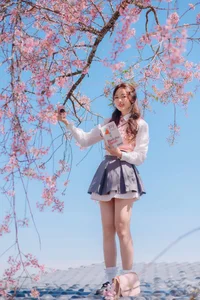 Sweet Spring Moments: Preppy Style Under Cherry Blossoms-9