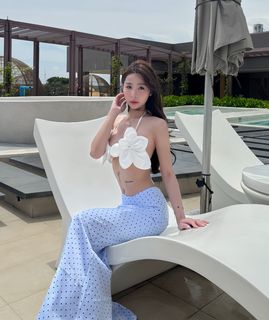 Tammy Pham radiant displaying alluring beauty by infinity pool-6