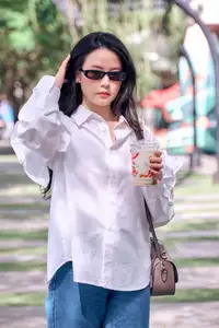 Midu's Ageless Charm: White Shirt Style Makes Her Look Like a Schoolgirl at 35-7