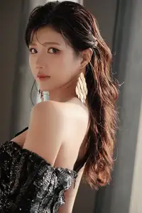 Kieu Trinh Xiu: 'Milk Tea Hot Girl' Unveils Mature Allure in a Glamorous Black Lace Dress-6