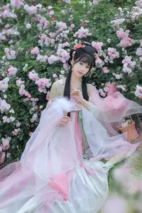 YiTuYu Vol.8641: The Classic Beauty of Zhou Zhou AY Amidst a Dreamy Rose Garden-6