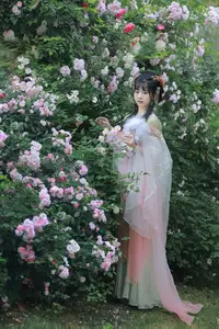 YiTuYu Vol.8641: The Classic Beauty of Zhou Zhou AY Amidst a Dreamy Rose Garden-13