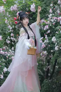 YiTuYu Vol.8641: The Classic Beauty of Zhou Zhou AY Amidst a Dreamy Rose Garden-4