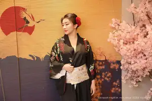Su Yi Nuo No.10627: Captivating Traditional Grace in a Seductive Black Kimono-1