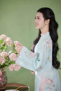 Radiant Elegance in Traditional Blue Attire and Spring Blooms-6
