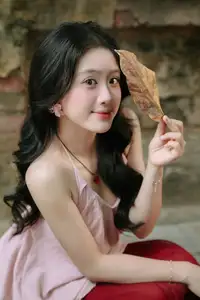 Graceful Vietnamese Beauty: Conical Hat Muse Shines in Ancient Setting-1