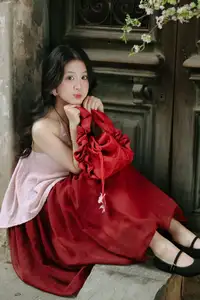 Graceful Vietnamese Beauty: Conical Hat Muse Shines in Ancient Setting-5