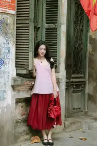 Graceful Vietnamese Beauty: Conical Hat Muse Shines in Ancient Setting-13