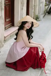 Graceful Vietnamese Beauty: Conical Hat Muse Shines in Ancient Setting-3