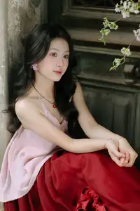 Graceful Vietnamese Beauty: Conical Hat Muse Shines in Ancient Setting-2