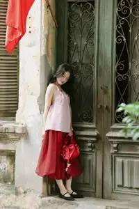 Graceful Vietnamese Beauty: Conical Hat Muse Shines in Ancient Setting-9