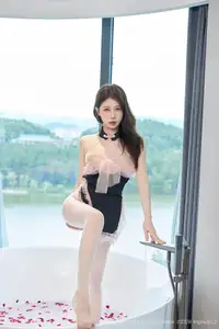 XiuRen No.10680: Yi Tian Tian's Alluring Bathtub Moment - Captivating Beauty Amidst Rose Petals-3