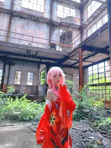 Coser Transforms into Inori Yuzuriha: A Captivating Guilty Crown Vision-9