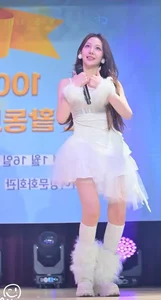 Radiant 15-Year-Old Idol Visuals: A Closer Look at Her Ethereal Stage Style-0